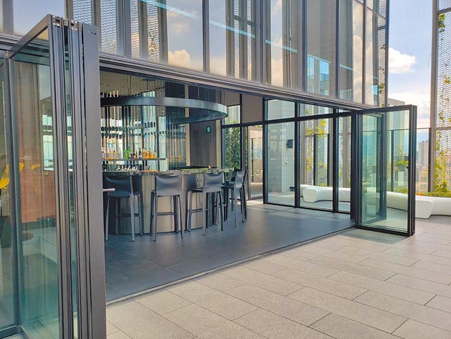 WIN胜群铝门窗全新推出「极致美学折迭门」，单手操作，推拉轻盈，细框的极致美学，突破传统限高、最高可达3.5米，宽没有极限，让建筑与景观有更多挥洒空间。图／业者提供