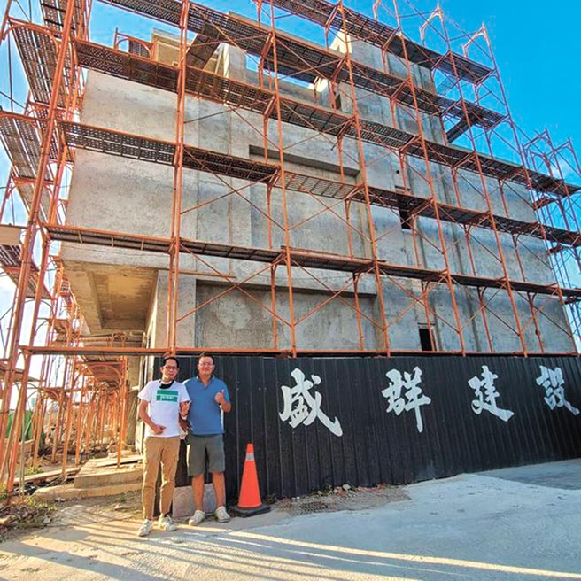 成大昶闳执行长郭文毅（左）特别前往澎湖视察建商案场防水粉施作情形。图／成大昶闳提供