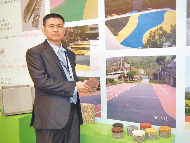 强笙工程公司董事长杨敏政表示，「蜂巢状透水混凝土」，具有透气、透水和重量轻的特点，减少环境负荷，友爱地球。图／李水莲