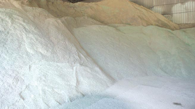 程丰环境科技公司回收废玻璃制成的玻璃砂，回收再利用彻底落实循环经济理念。图／傅秉祥