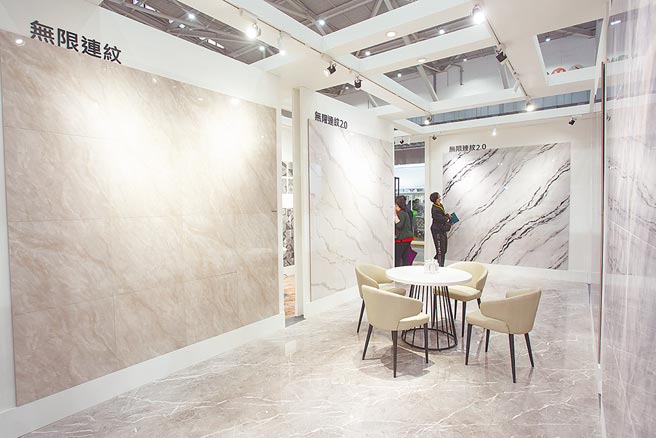 连纹磁砖透过精妙工艺，将纹理的自然完美无限延伸，为居家空间带来流畅大气的视觉延伸。图／业者提供