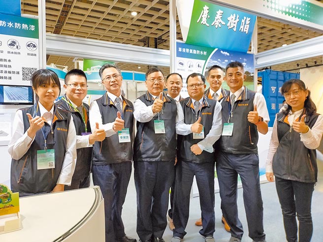 慶泰公司吳進財經理（前排左四）率領專業團隊，在展場中合影。圖／業者提供