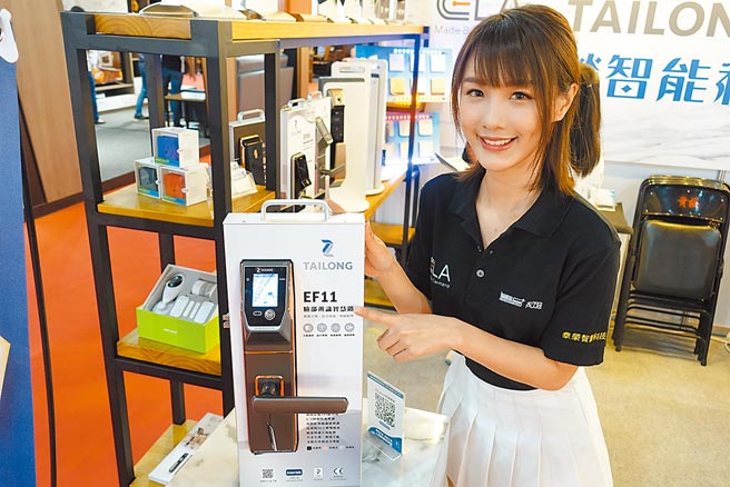 泰荣智能科技最新推出的脸部辨识智能锁。图／黄俊荣