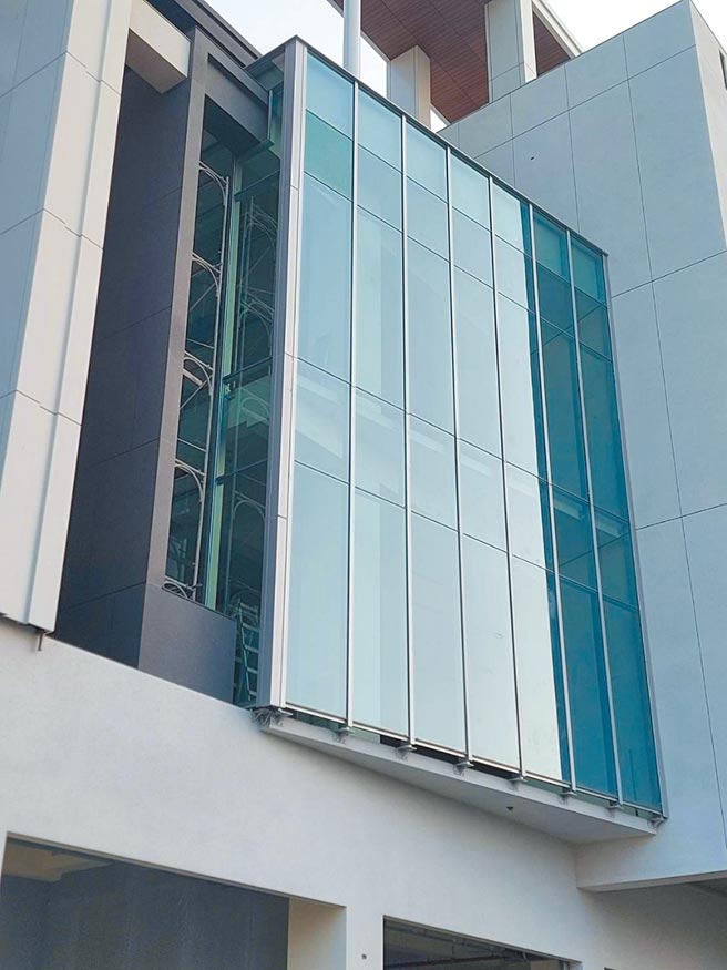 Uplus「防曬隔熱玻璃」，由全球40多國認證的專利「UVIR屏蔽層」膠合製成，超過百萬顆奈米陶瓷紅外線阻擋粒子隔熱、防曬，相較於LOW-E玻璃，不僅更長效、無毒、環保、耐久，而且成本更具競爭力。圖／業者提供