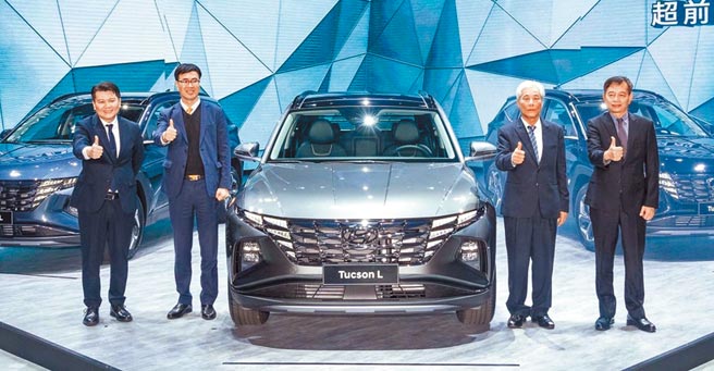 三阳工业暨南阳实业董事长吴清源（右二）、南阳实业总经理徐伯达（右一）共同宣布HYUNDAI Tucson L正式上市，全面进击国内SUV主战场。（黄琮渊摄）