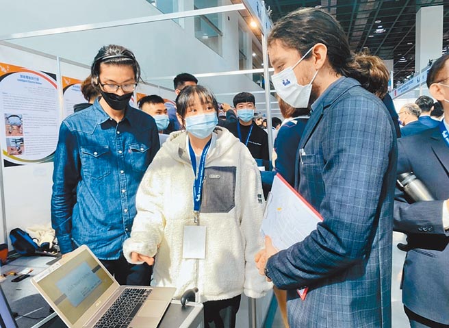 龙华学子用英文向外籍评审解说作品。（龙华科大提供／李侑珊台北传真）