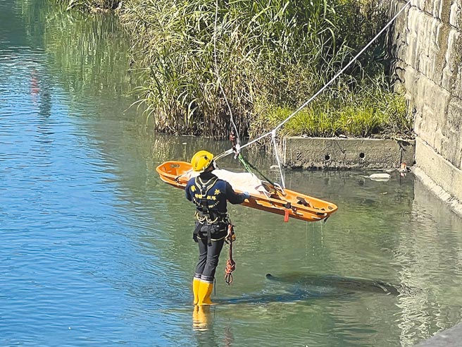 新北市永和瓦磘沟惊见无头、无四肢男尸，警方封锁现场将尸体打捞上岸。（王扬杰摄）