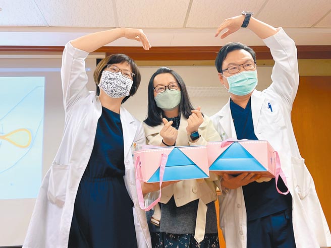 结婚6年终于经由试管婴儿怀上异卵龙凤胎的柳女（中），虽然在怀孕过程中失去女婴，但顺利生下男婴，柳女8日回到高雄长庚医院，送上迟来的弥月蛋糕给医疗团队，誓言再接再厉生回女儿。（洪浩轩摄）