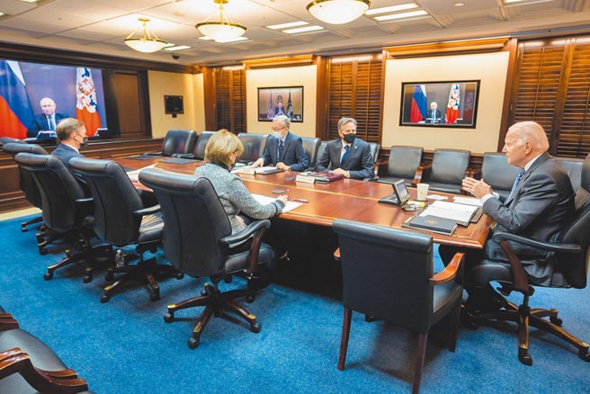 美國白宮網站7日發布的新聞簡報會實錄，有美國記者就拜登與普丁的視訊峰會向蘇利文提問，詢問美國是否針對俄羅斯入侵烏克蘭和中國武力統一台灣的局面做好了準備。（路透）