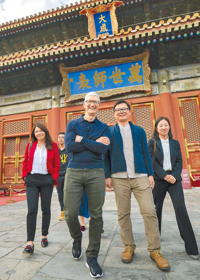 美国苹果公司执行长库克（中左）2018年访问北京时，与中国应用软体公司「西窗烛」创办人瞿章才同游当地孔庙。美国网媒披露，库克曾与中国政府签署2750亿美元秘密协议，以降低中国监管压力，避免苹果在中国销售产品与服务遭遇障碍。（美联社）