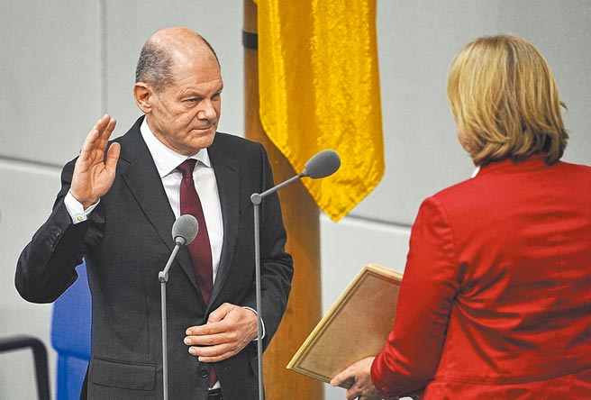 新當選德國總理的蕭茲（左），8日在德國國會宣誓就職。（美聯社）