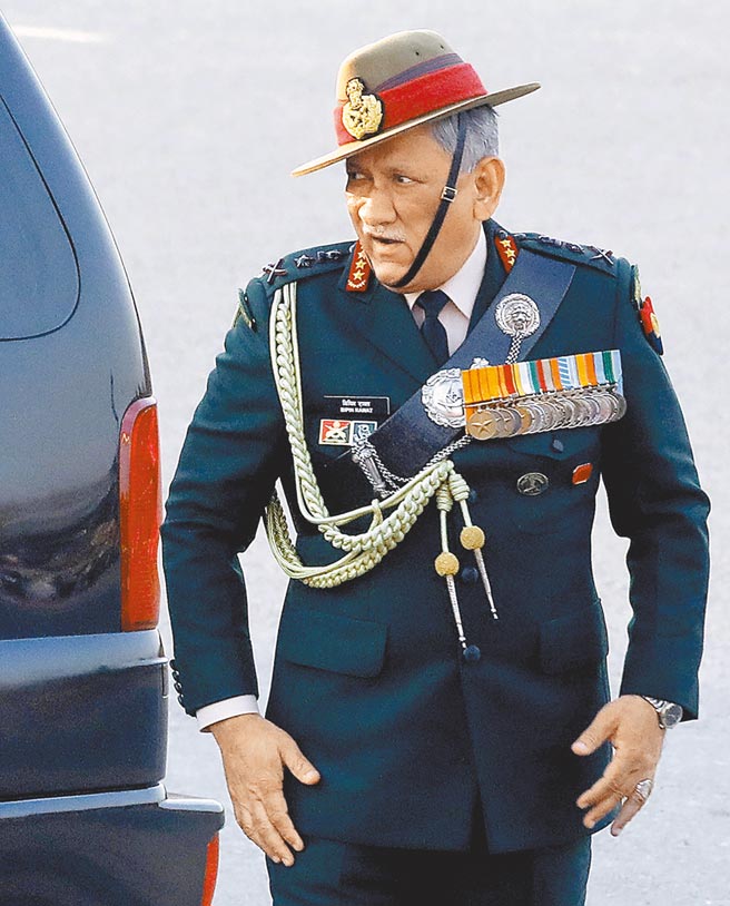 63歲的拉瓦特是印度第一任國防參謀長，與總理莫迪關係密切，也是印度國防部的顧問，負責協調整合印度武裝部隊各軍種戰鬥單位。（路透）