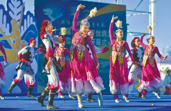 繼美國和紐西蘭宣布對北京冬奧外交抵制後，澳洲與英國也跟進加入抵制行列。圖為新疆烏魯木齊冰雪風情節活動。（中新社）