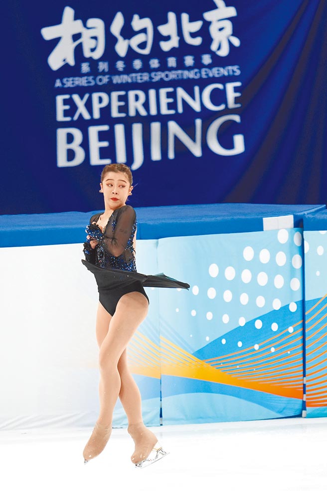 在美國正式宣布杯葛北京冬奧後，各國是否跟進已演變成中美外交角力的新戰場。圖為「相約北京」亞洲花式滑冰公開賽賽事。（新華社）