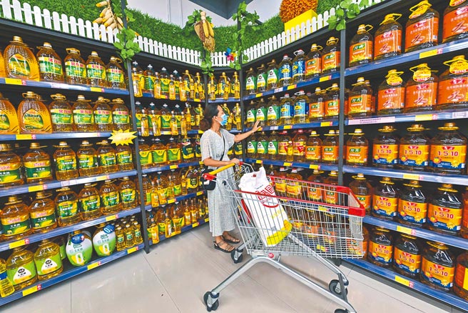 大陸國家統計局今日將發布11月全國CPI（消費者物價指數）和PPI（生產者物價指數）統計，大陸官媒表示，整體而言，通膨呈現溫和態勢。圖為顧客在山東省青州市一家超市內選購食用油。（新華社）