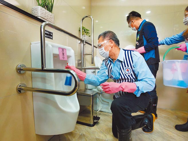 今年适逢世界厕所日20周年，全台中油直营站与加盟体系员工11月19日在总经理兼代理董事长李顺钦带领下，一起清扫加油站公厕，提升城市文明。（图／中油提供）