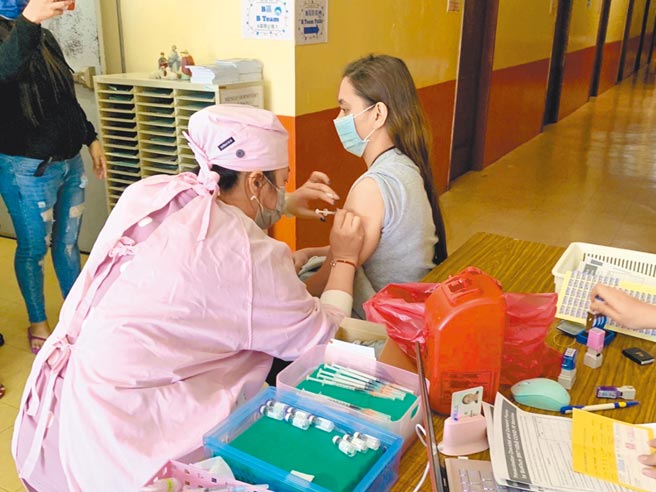 台中市揪团接种疫苗反映热烈，11日扩大百货卖场开放施打。（台中市卫生局提供／冯惠宜台中传真）