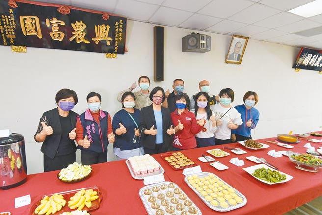 花坛乡农会金墩家政班以在茉莉花，制作系列手工饼乾及甜点，荣获农委会评选今年全国十大特色家政班。（吴敏菁摄）