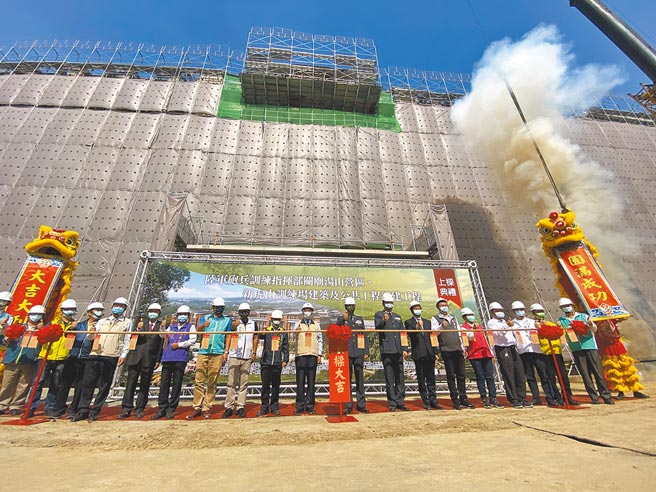 位于台南市关庙区的汤山营区指挥部大楼8日上梁，永康炮校将于2025年迁至于此。（曹婷婷摄）