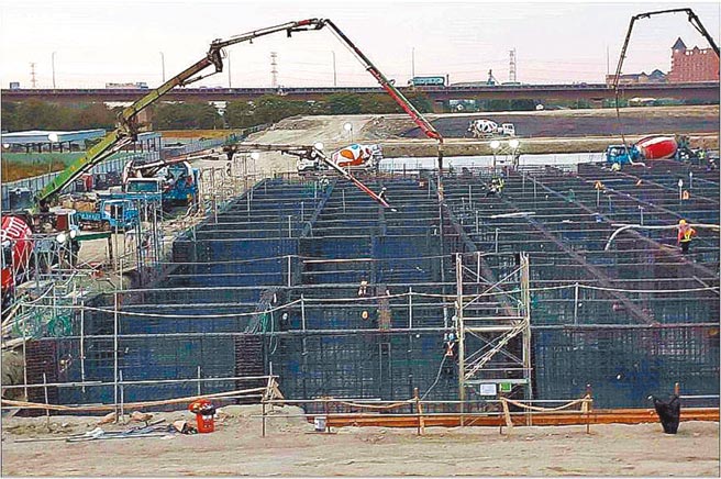 英特格8日宣布，3年砸140億投資高雄，將打造全球最大製造基地。圖為英特格高雄廠8月動土目前緊鑼密鼓趕工。（高市經發局提供／柯宗緯高雄傳真）