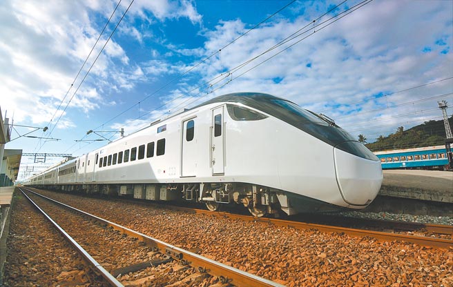 台鐵新購EMU3000型城際列車，8日試營運，從台東站開到池上火車站。（莊哲權攝）