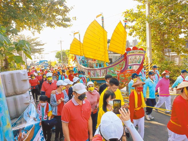 琉球迎王「陆上行舟」8日登场，其王船船身虽没有东港、南州般大，但也格外精致。（谢佳潾摄）