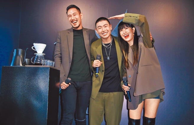 LEE（中）昨发片记者会，表姊孙盛希（右）及哥哥王策站台力挺。（陈俊吉摄）