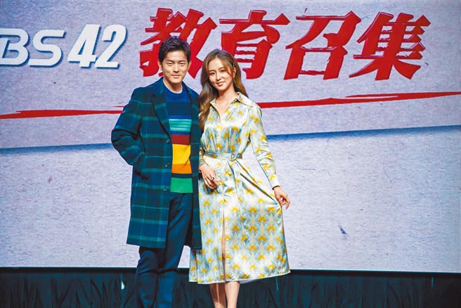 宥胜（左）和电力爆表的周晓涵合作《机智校园生活》，不准老婆探班。（罗永铭摄）