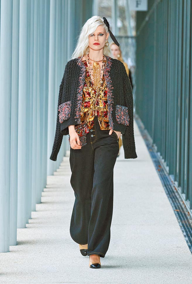 以各種華麗材質交互使用，象徵工坊間的合作無間。（香奈兒提供）