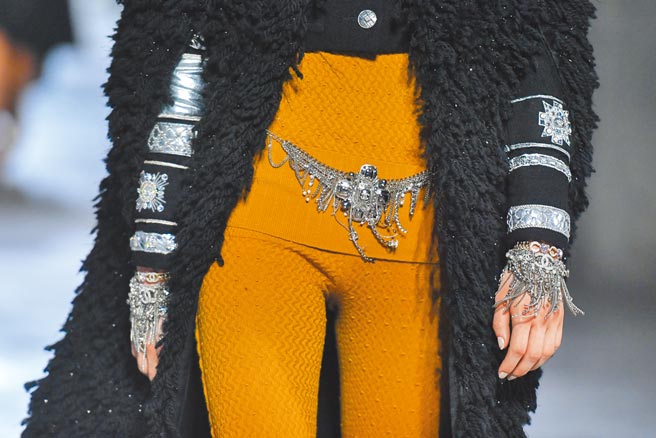 香奈兒腰帶、手鍊與工坊系列服裝的華美程度令人咋舌。（CFP）
