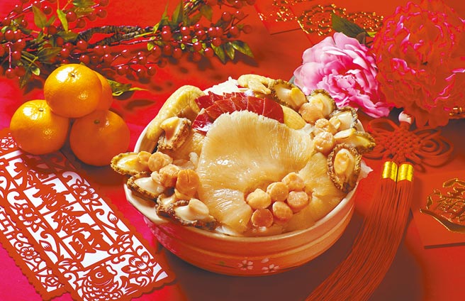 台北花園大酒店推出「花開富貴團圓宴外帶年菜」花膠干貝鮑魚燉排翅，每盅8888元。（台北花園大酒店提供）