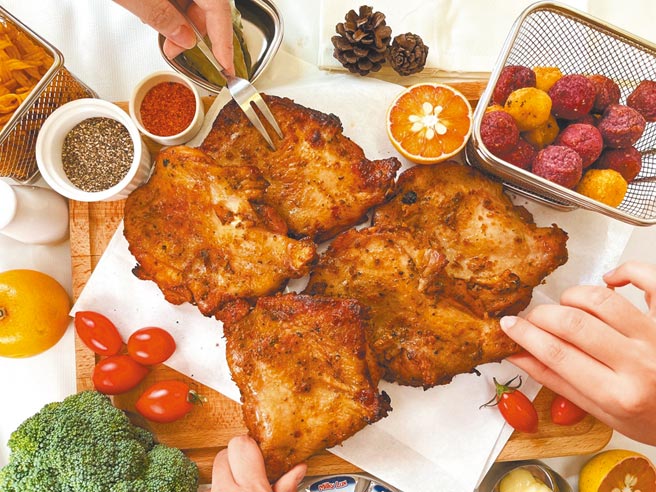 继光香香鸡推出适合在耶诞节或是跨年享用的「节庆冷冻礼盒组」（见图）优惠价1200元。（继光香香鸡提供）