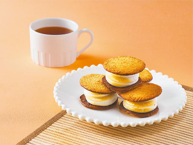 新光三越「Baked Mallow烤棉花糖甜饼礼盒」，首次登台、全台限量，价值950元，扣3200点会员点数直接兑换。（新光三越提供）