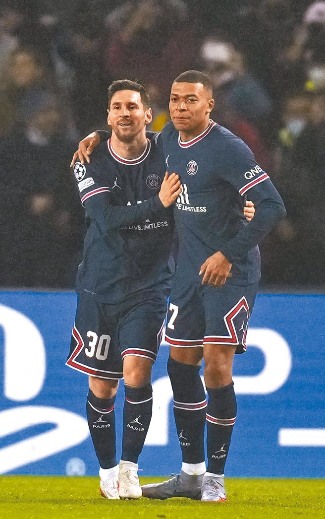 梅西（左）与姆巴佩各进两球，帮助PSG主场完胜布鲁日。（美联社）
