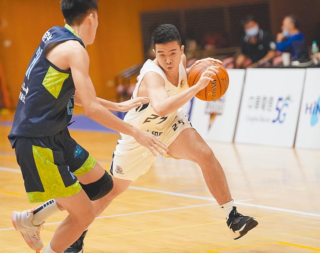 台湾艺大高宏权（右）左手运球切入。（大专体总提供）