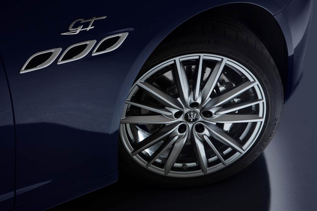 誕生於1963年、以義大利文「四門」為名的Quattroporte，以優雅修長的動感輪廓結合出色性能與動態表現，開創全球首見的高性能大型豪華轎跑級距，始終堅守豪華四門轎跑定位廣受名流雅士的喜愛