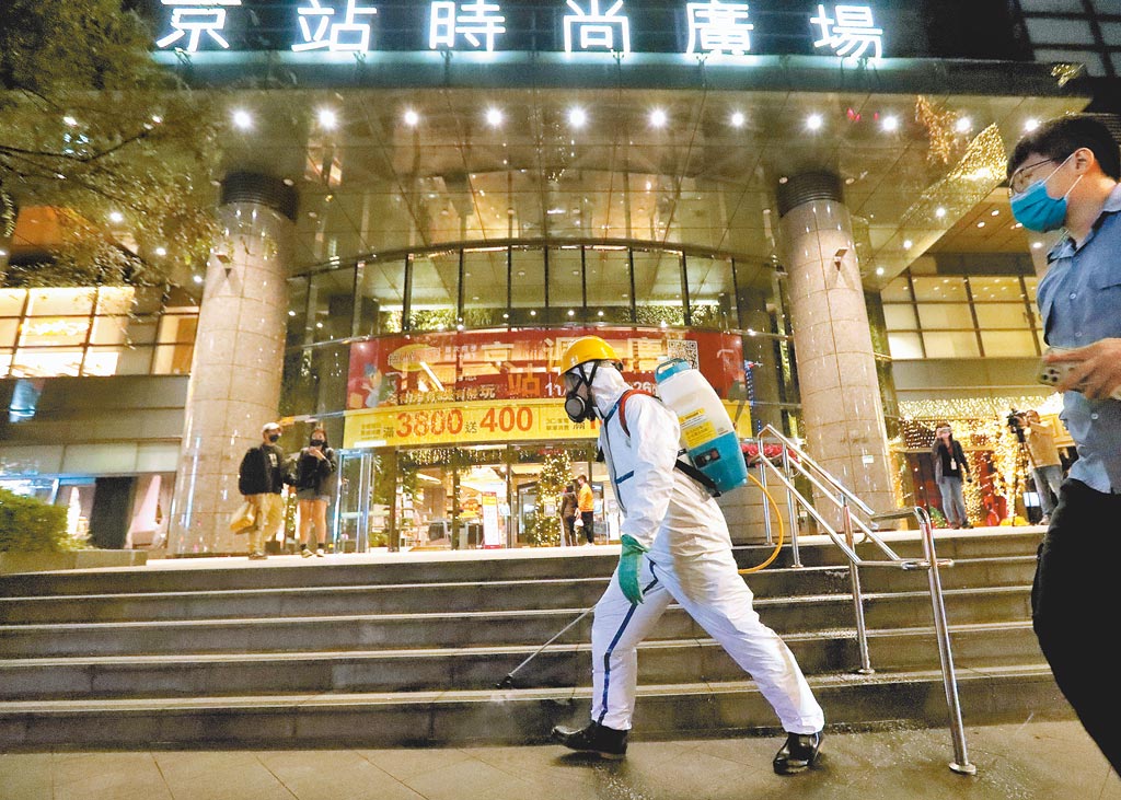 中研院確診女研究人員足跡包括北車京站時尚廣場，該館昨日緊急關店消毒。（鄭任南攝）
