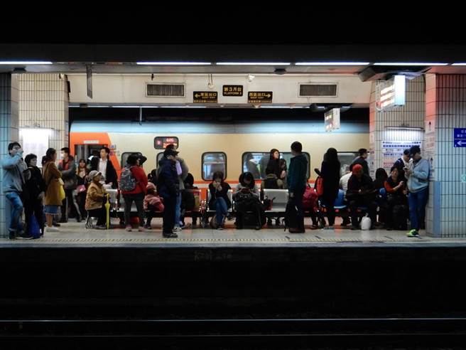 103次自強號發生故障，造成通勤時間，南下列車延誤。（示意圖，非現場照／Shutterstock）