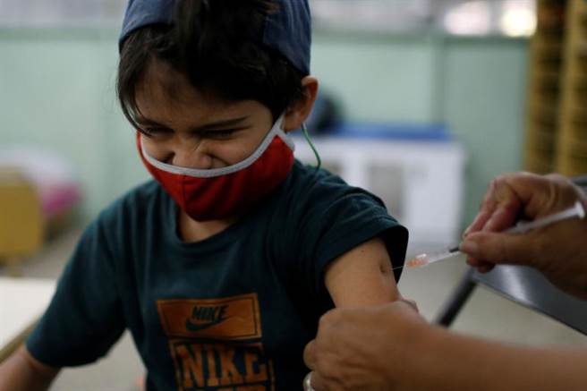 联合国今天表示，随着Omicron变异株扩散，非洲COVID-19（2019冠状病毒疾病）病例一周内近乎翻倍，但率先发现Omicron的南非住院率仍低。(图/路透社)