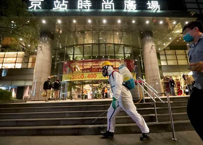 在实验室任职的确诊个案足迹广泛，其中之一的京站，已宣布10日停业至晚间6点。（郑任南摄）