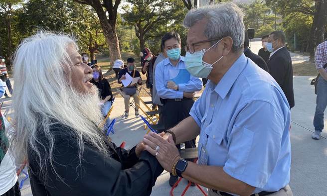 简秀枝》中钢50周年庆翁朝栋宣布购藏《无限生命》
。(图/爱传媒提供)