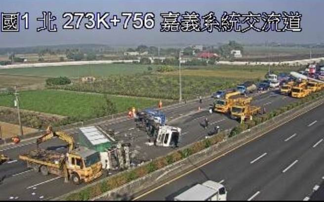 國道一號南下嘉義系統路段10日上午8時有大貨車、槽車翻覆，目前僅開放路肩通行。（圖／記者爆料網）