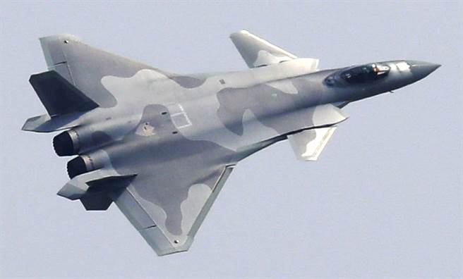 中方空軍殲-20戰機9月28日在廣東珠海舉行的第13屆中國航展開幕式中進行飛行表演。（新華社）