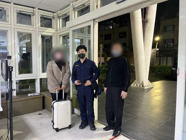 23岁的黄姓女子台中租屋不小心将行李箱遗落计程车上，幸经警察协助找到黄女搭乘的计程车，计程车司机也直接将行李箱送回派出所。（台中市第三分局提供／冯惠宜台中传真）
