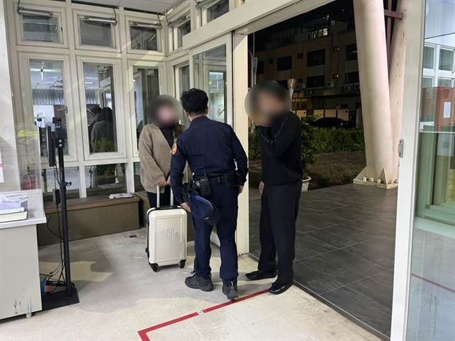 23岁的黄姓女子台中租屋不小心将行李箱遗落计程车上，幸经警察协助找到黄女搭乘的计程车，计程车司机也直接将行李箱送回派出所。（台中市第三分局提供／冯惠宜台中传真）