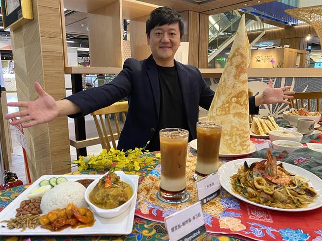 PappaRich金爸爸最近進駐台中新光三越百貨10樓，原汁原味呈現馬來風味，包括咖哩叻沙、超人氣的椰漿飯、沙爹、海南雞、蝦麵、紙巾印度拋餅、海南烤麵包等地道好味。（馮惠宜攝）