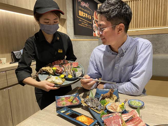 人氣燒肉名店「燒肉Smile」主打個人式套餐 ，人氣必點套餐為「海陸牛特盛」套餐有除了主餐有厚切板腱牛排、熟成牛五花、鮮蝦、鱸魚、鮮嫩雞腿及烏骨雞。（馮惠宜攝）