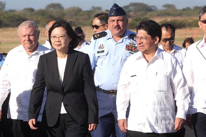 加拉瓜外交部当地时间9日下午发表声明，宣布与台湾断绝外交关系。图为昔日总统蔡英文（前左）率团赴尼加拉瓜访问。（中央社）