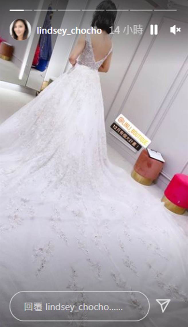 卓君泽晒出身穿白纱的背影照，接着透露「12月有个大计划」。（图／lindsey_chocho IG）