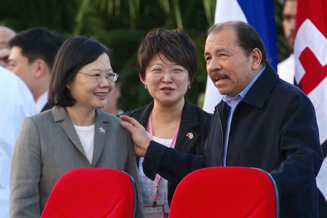 尼加拉瓜奥蒂嘉政府二度宣布与我国断交。图为昔日总统蔡英文（左）出席尼加拉瓜总统奥蒂嘉（Daniel Ortega右）的就职典礼。（中央社）